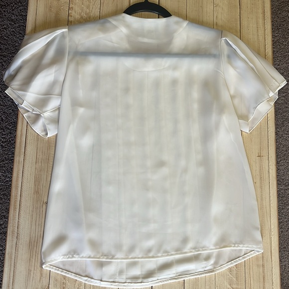 La Blouse 8p. Cream top - Picture 6 of 6